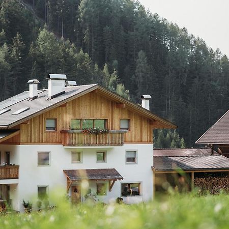 Grosskarnaiderhof Appartements-Bauernhof-Natur Pur Luson Exterior foto