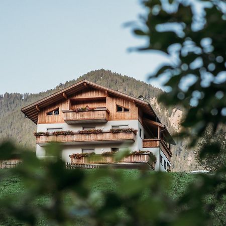 Grosskarnaiderhof Appartements-Bauernhof-Natur Pur Luson Exterior foto