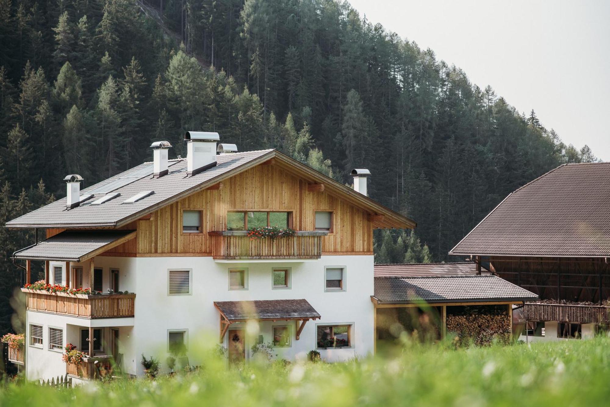 Grosskarnaiderhof Appartements-Bauernhof-Natur Pur Luson Exterior foto